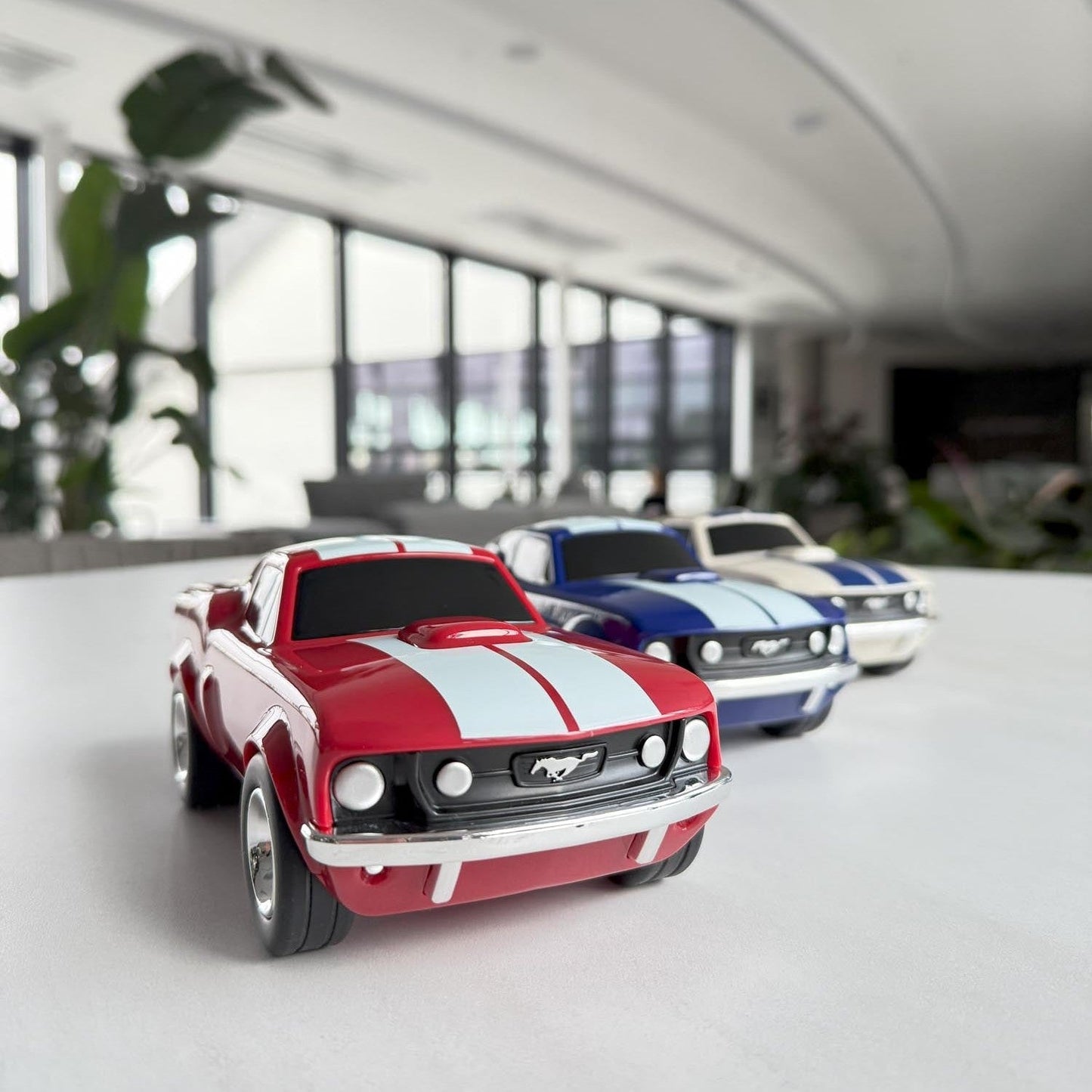 Voiture miniature Ford Mustang de course, blanche ivoire