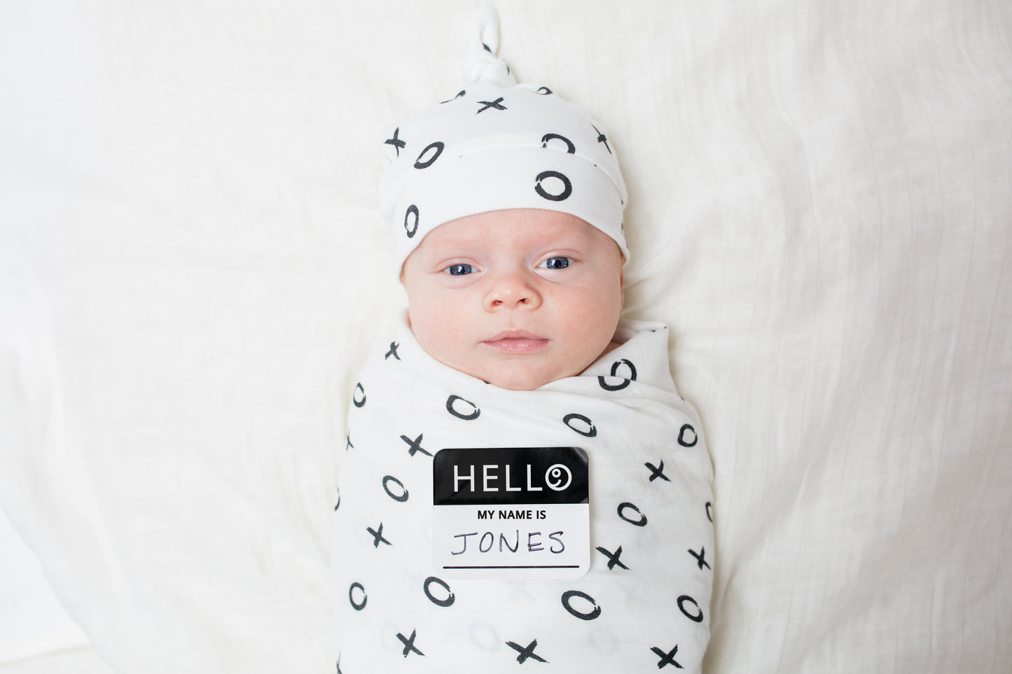 Lulujo - Bamboo Hat and Muslin Swaddle Blanket Gift Set - Hugs & Kisses