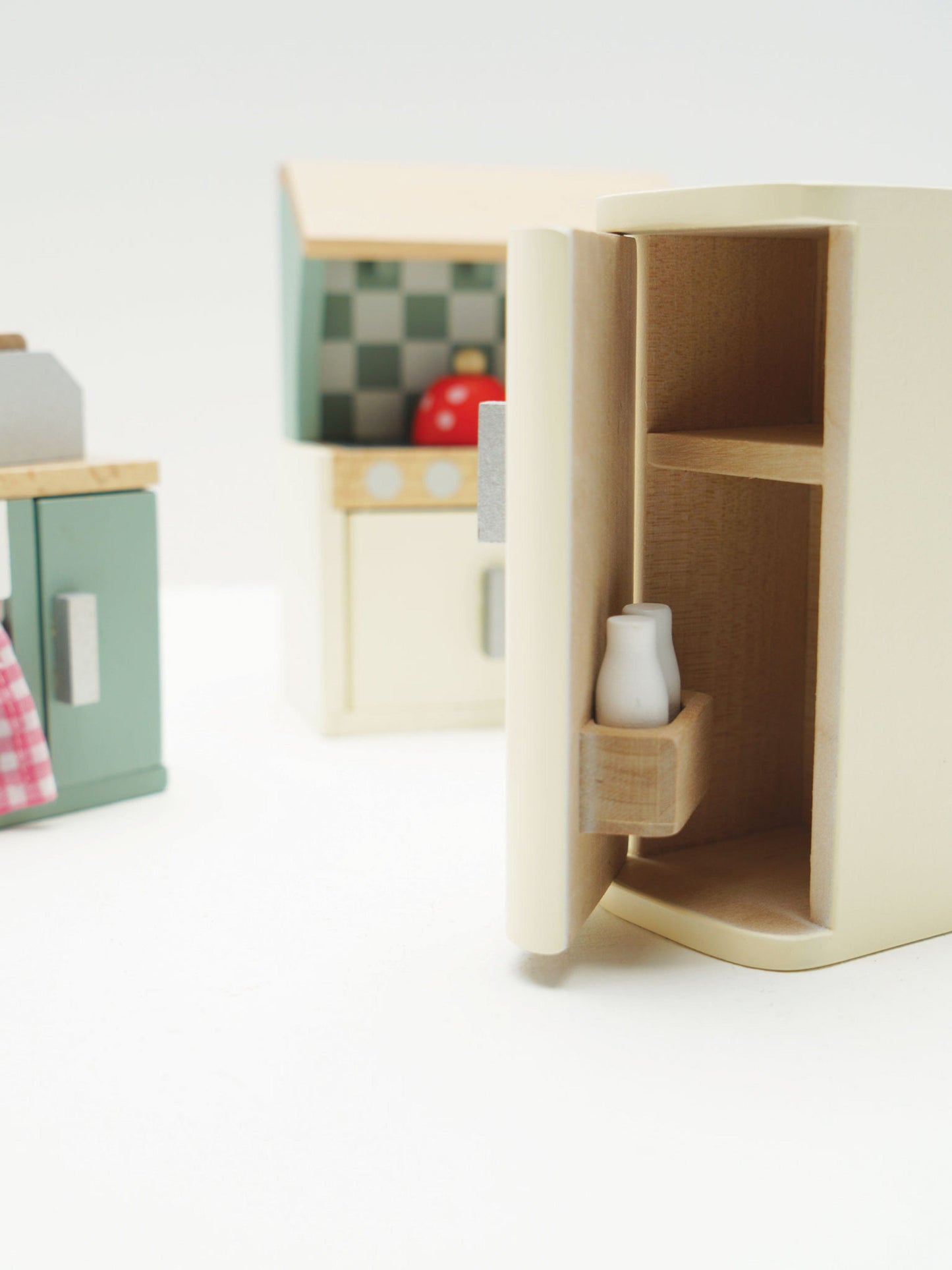 Le Toy Van Wooden Dolls House Kitchen Furniture-20 Piece (W:4.06in x D:1.02in x H:5.59in)