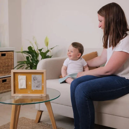 Petit Artichaut Cadre Classique avec Empreintes de Mains et de Pieds - Daisy Ocre