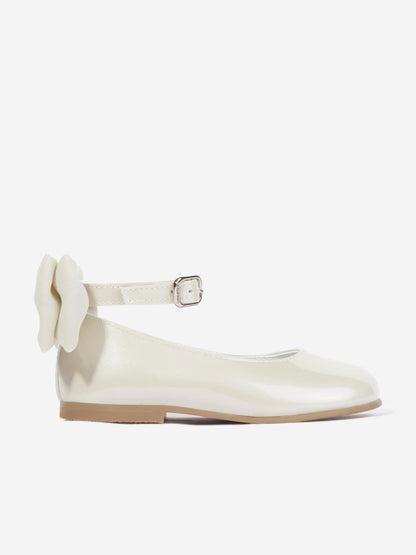 Andanines Girls Patent Leather Bow Shoes in Ivory