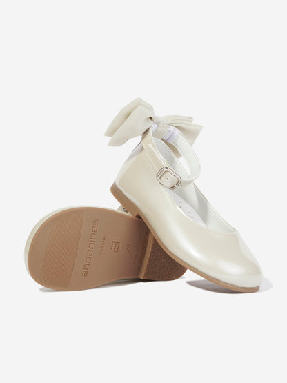 Andanines Girls Patent Leather Bow Shoes in Ivory
