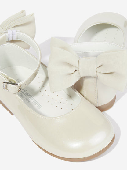 Andanines Girls Patent Leather Bow Shoes in Ivory