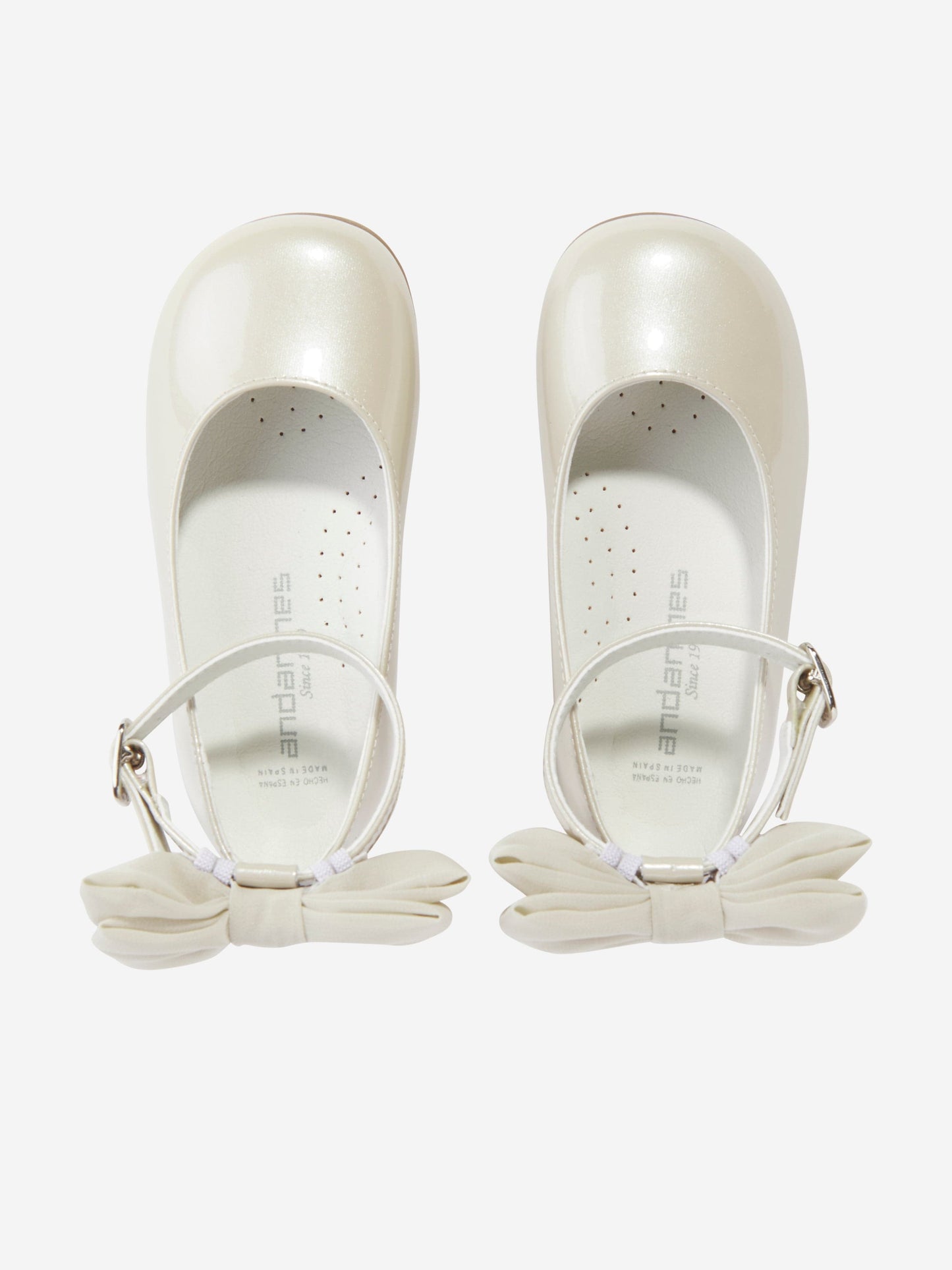 Andanines Girls Patent Leather Bow Shoes in Ivory