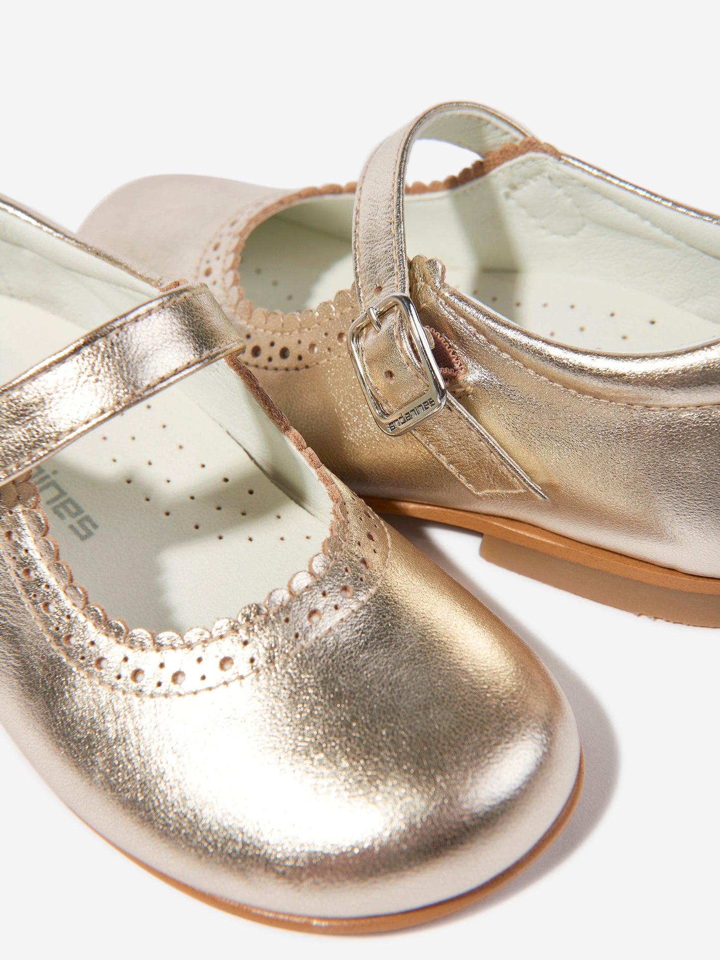 Andanines Girls Scalloped Edge Mary Jane Shoes in Gold