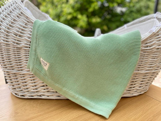 Couverture tricotée en coton biologique vert sauge – 100 x 80 cm