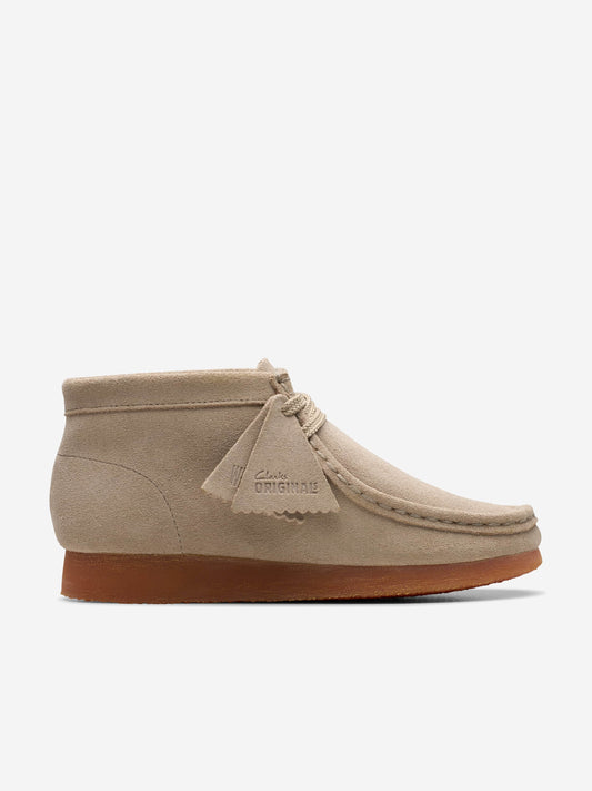Clarks Kids Wallabee Boots in Beige (Wide Fit)