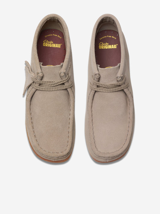 Clarks Kids Wallabee Boots in Beige (Wide Fit)