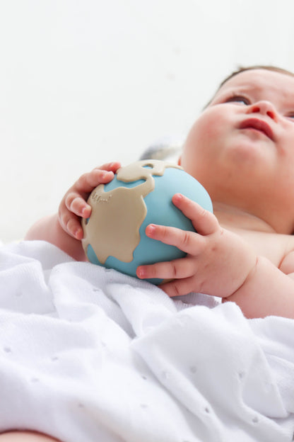 Oli & Carol Earthy the World Ball