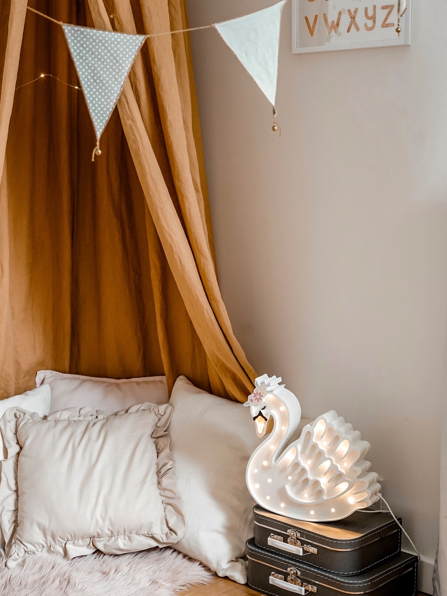 Little Lights Swan Lamp in White (36x31.5x5.5 cm)