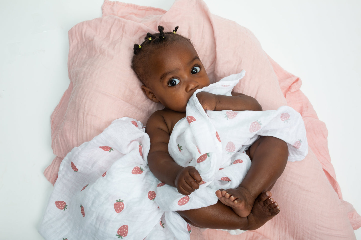 Lulujo - 2 Pack Muslin Swaddles - Strawberries / Pink (100cm x100cm)