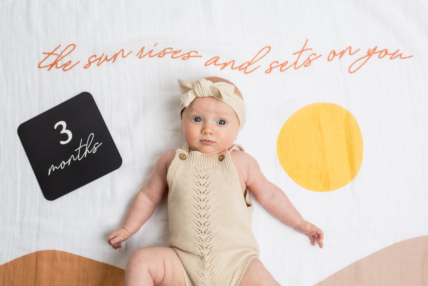 Lulujo - Single Muslin Swaddle & Cards Gift Set- Sun Rise