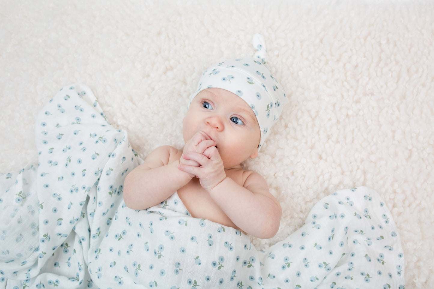 Lulujo - Bamboo Hat and Muslin Swaddle Blanket Gift Set - Blueberries