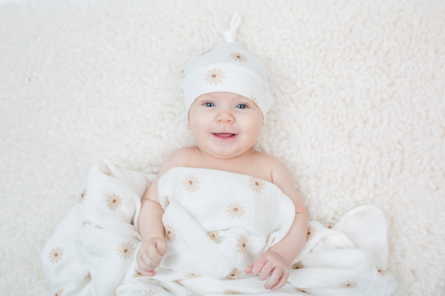 Lulujo - Bamboo Hat and Muslin Swaddle Blanket Gift Set - Daisies