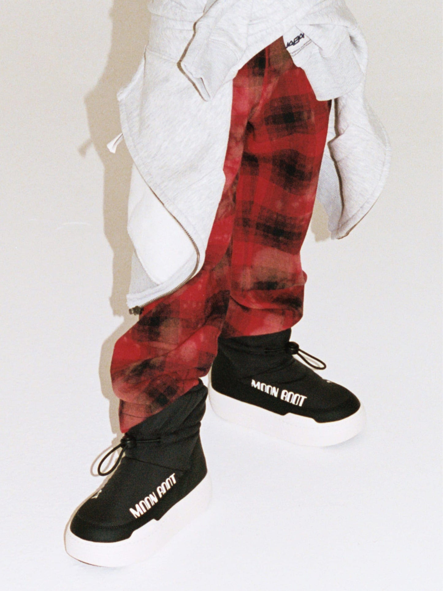 Moon Boot Kids JR Park Tube Mid WP Boots in Black
