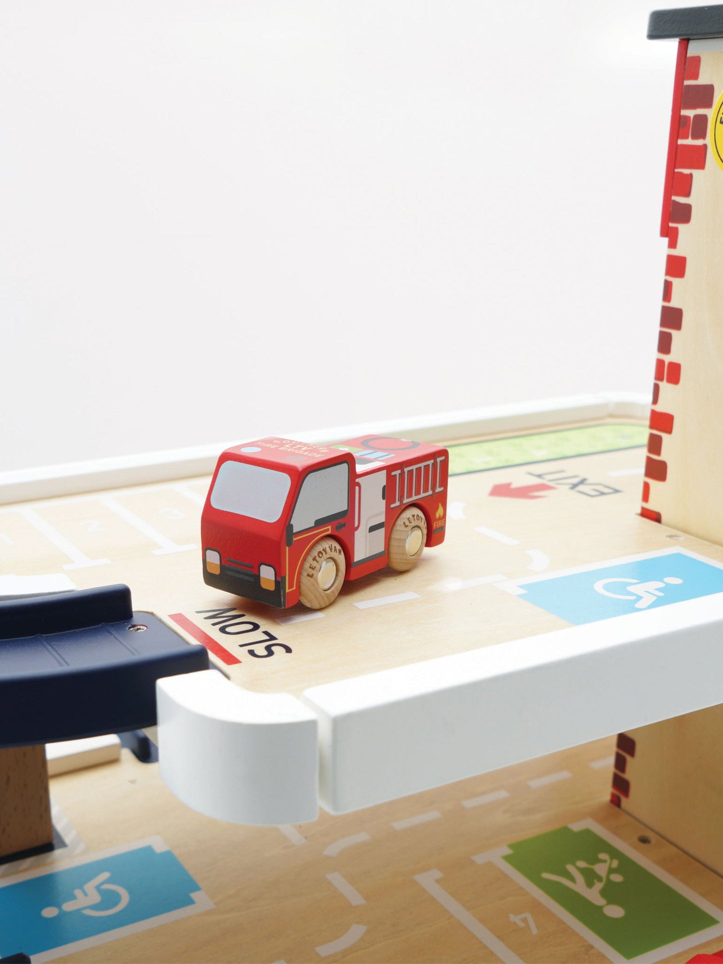 Le Toy Van Fire & Rescue Wooden Garage (W:59.5 x D:45 x H:40cm)