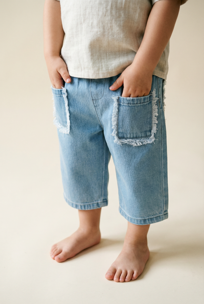 Pantalon en denim léger délavé avec détails de poches effilochées