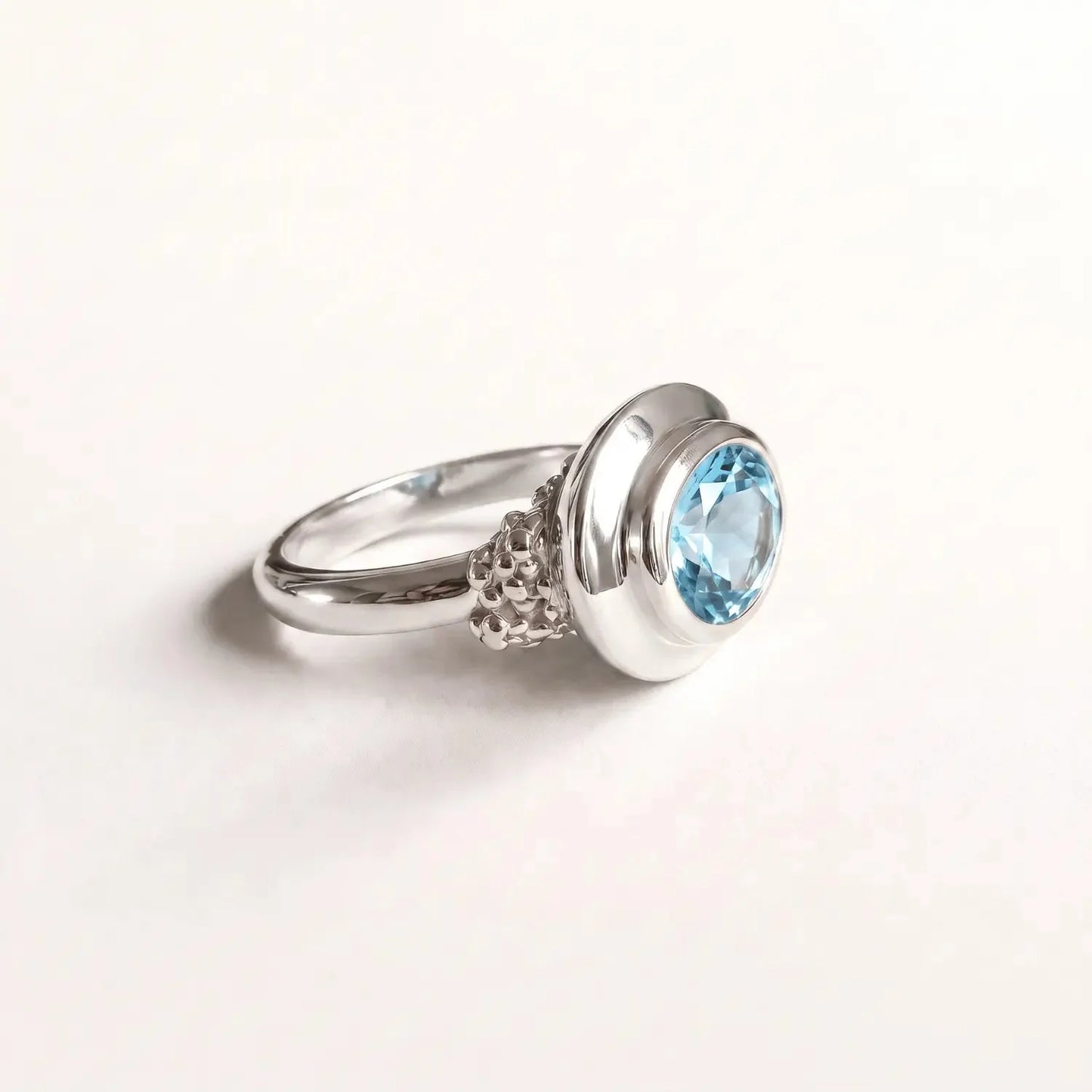 Oval-cut Sky Blue Topaz gemstone Ring - Avery