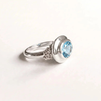 Oval-cut Sky Blue Topaz gemstone Ring - Avery